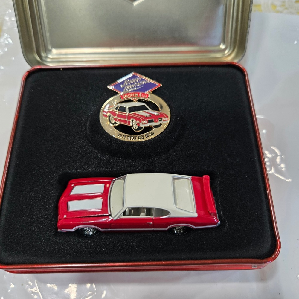 Johnny Lightning Collector Club 1971 Olds 442 W-30 Red Diecast Car & Pin in Tin